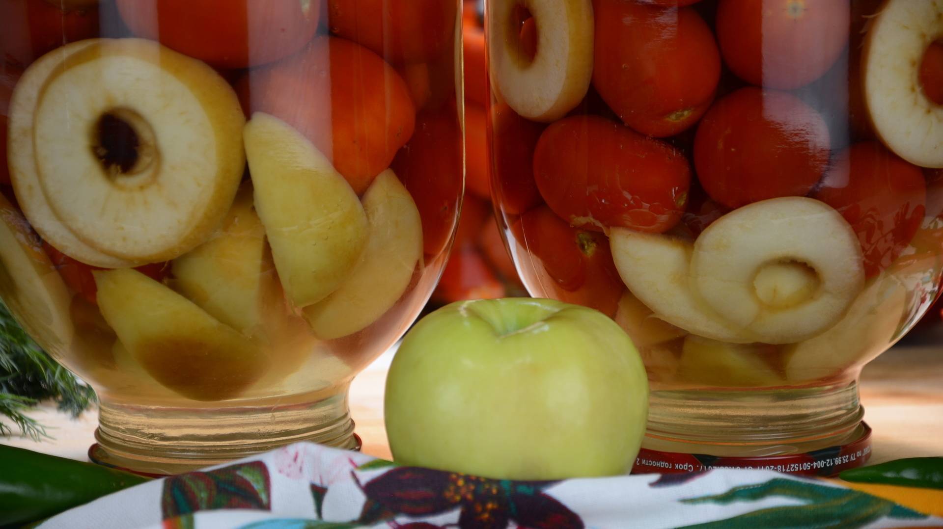 Помидоры с яблоками и перцем на зиму: 5 пошаговых рецептов