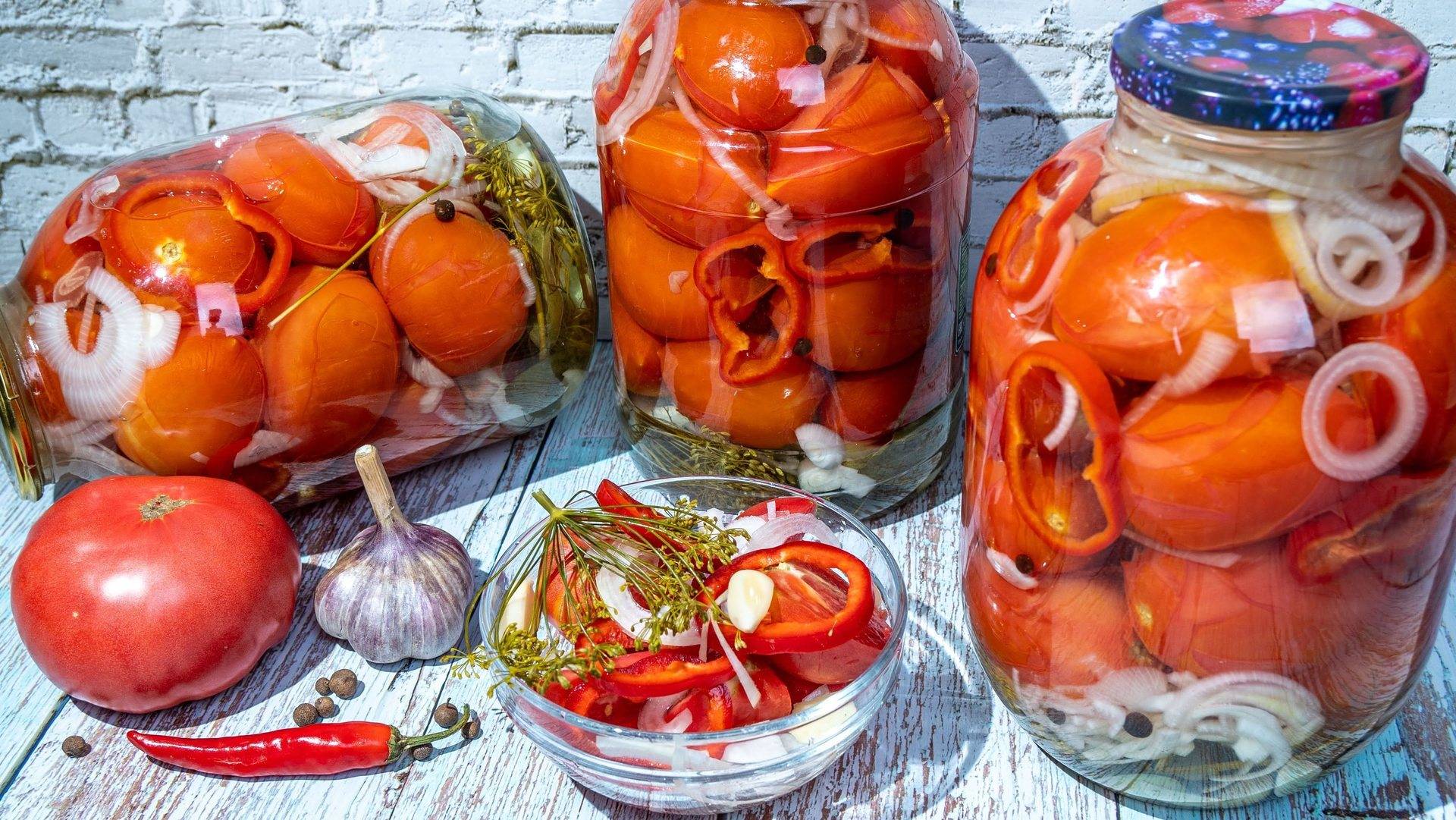 12 лучших рецептов приготовления маринованных помидоров с луком на зиму