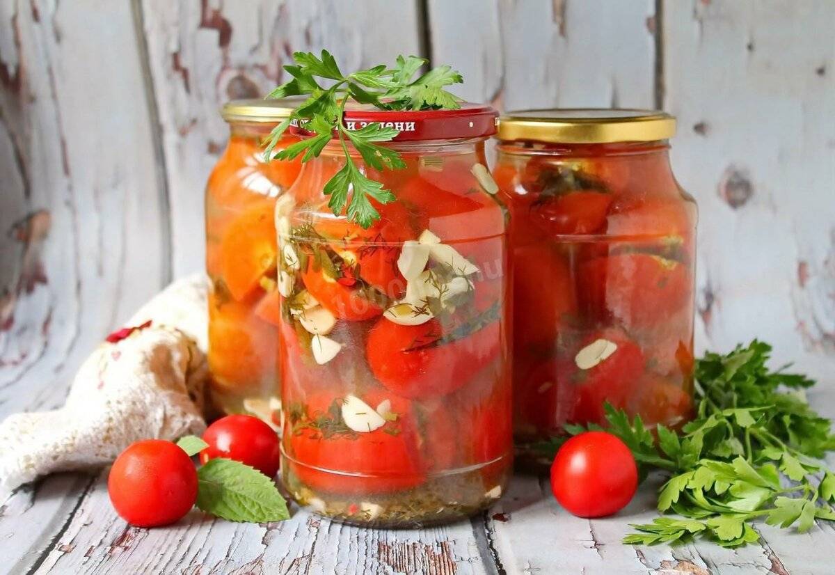 19 рецептов консервирования помидоров с луком и с маслом на зиму