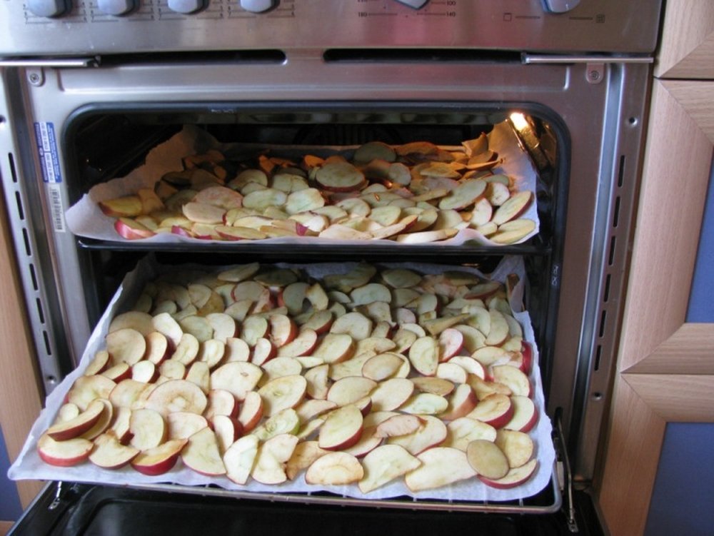 Как сушить яблоки в духовке газовой и иной плиты правильно на зиму: по каким рецептам, при скольких градусах температуры, можно ли сделать быстро на противне?