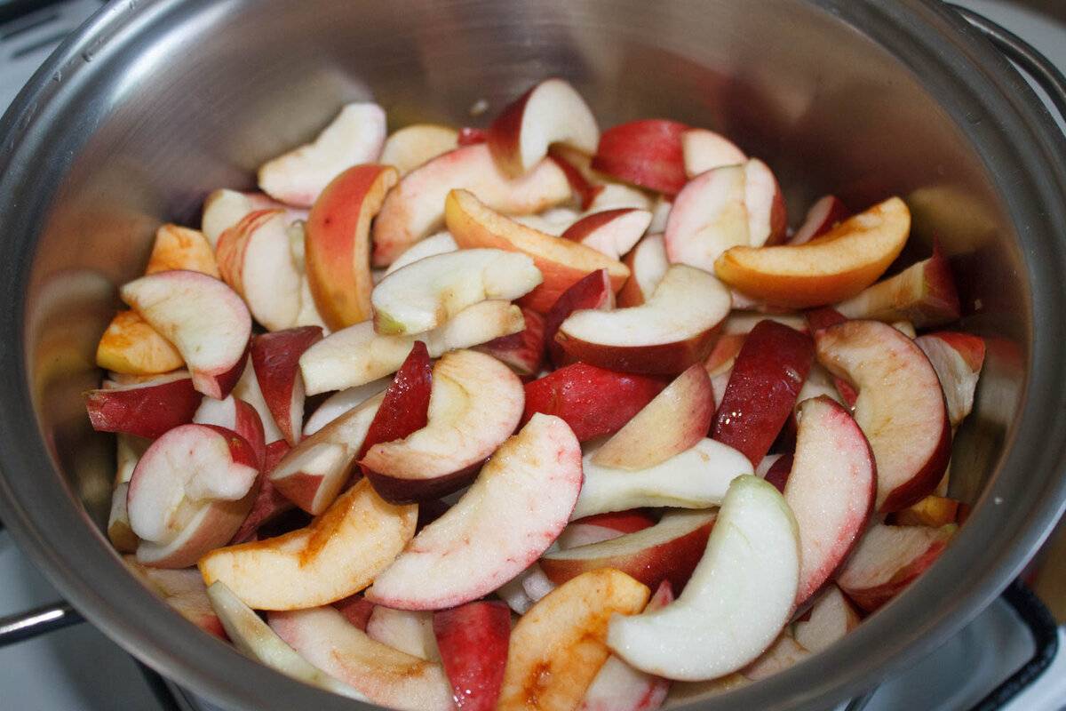 Яблоки дольками в сиропе на зиму - 8 пошаговых фото в рецепте