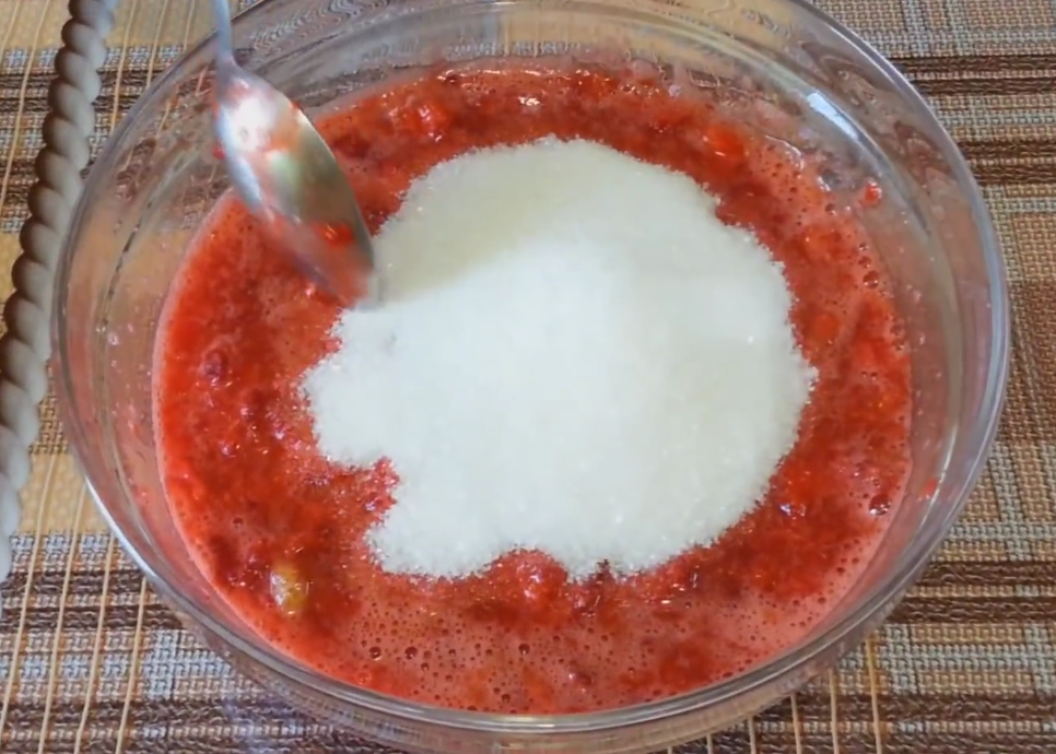 Протертая клубника с сахаром на зиму. пошаговый рецепт