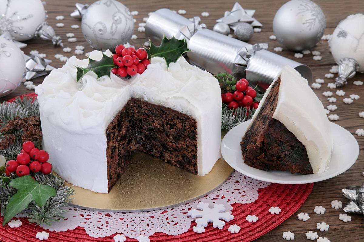 Как украсить новогодний торт 2023 в домашних условиях, фото украшений из шоколада, мастики, карамели