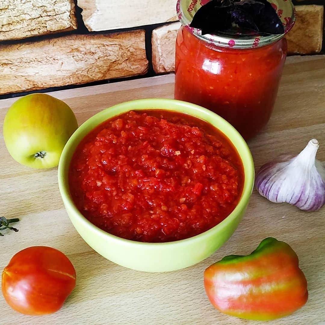 7 классических рецептов аджики из помидор и чеснока
