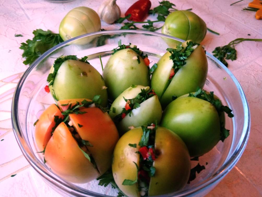 Зеленые помидоры соленые холодным способом или горячим в банке, ведре или кастрюле