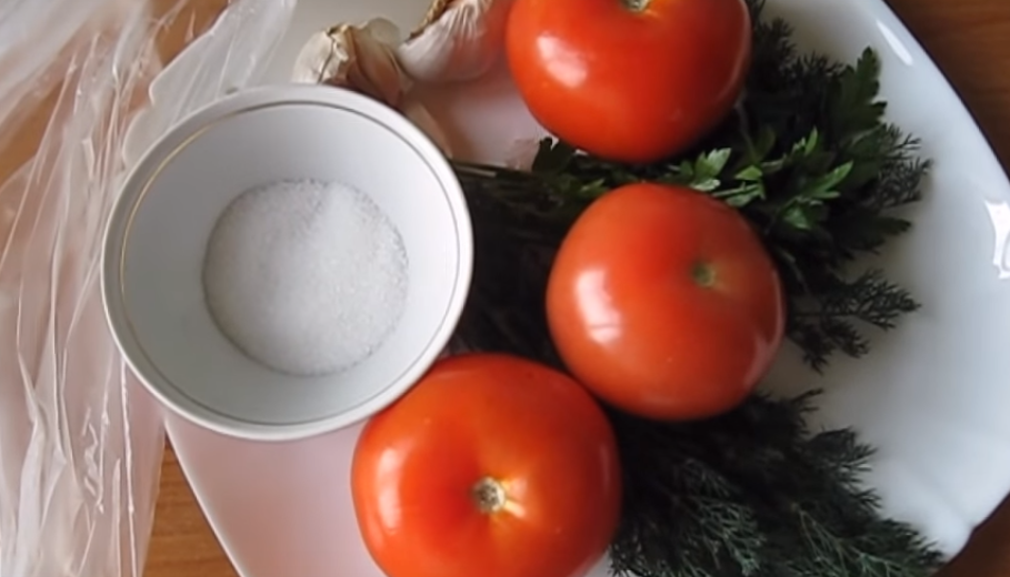 Маринованные помидоры с чесноком быстрого приготовления