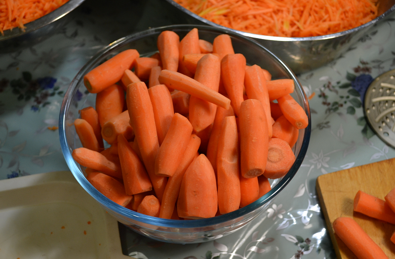 Как заморозить морковь (целиком, вареную, тертую) на зиму в морозилке,в пакетах, в домашних условиях
