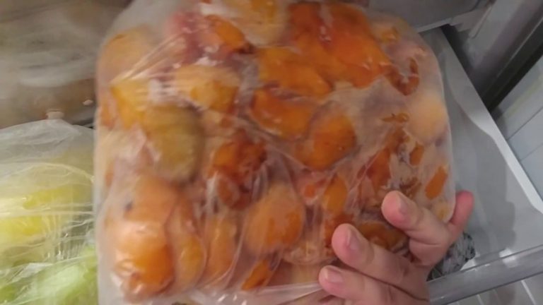 Вот как правильно заготовить абрикосы в морозильной камере