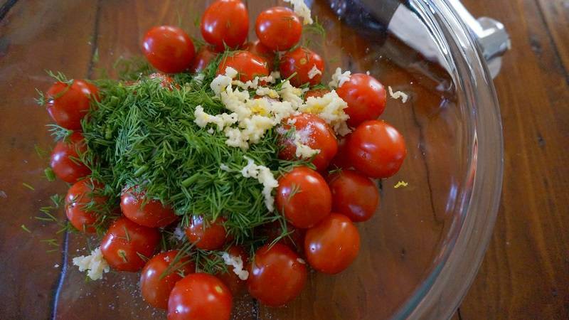 Малосольные помидоры с чесноком и зеленью быстрого приготовления
