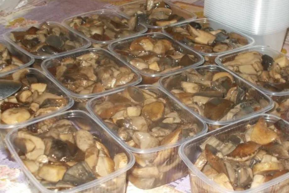 Как заморозить грибы на зиму и сколько можно их хранить в морозилке