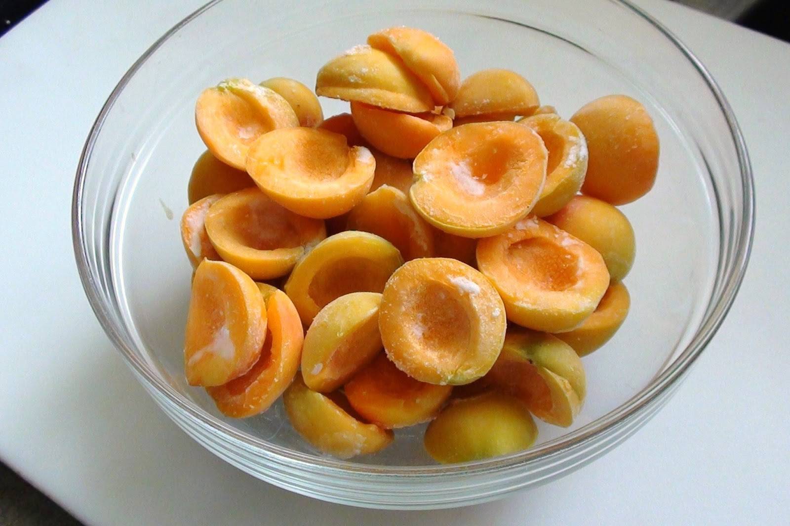 Как заморозить абрикосы на зиму в морозилке без косточек и с сахаром