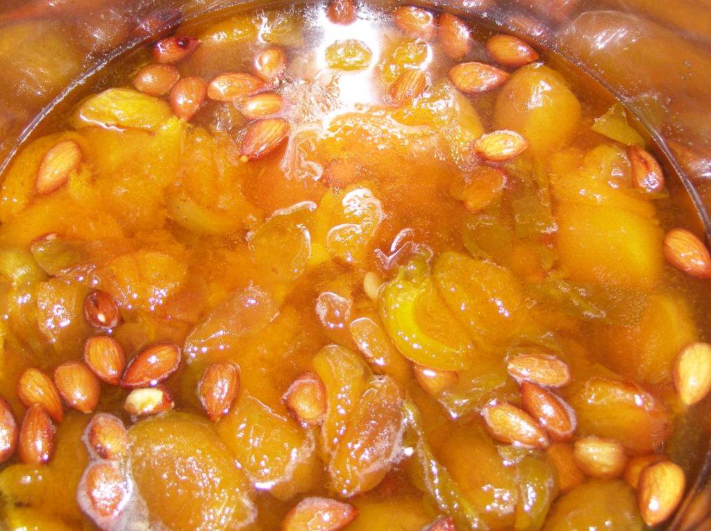 Варенье из абрикосов с миндалем. рецепты домашних заготовок :: syl.ru