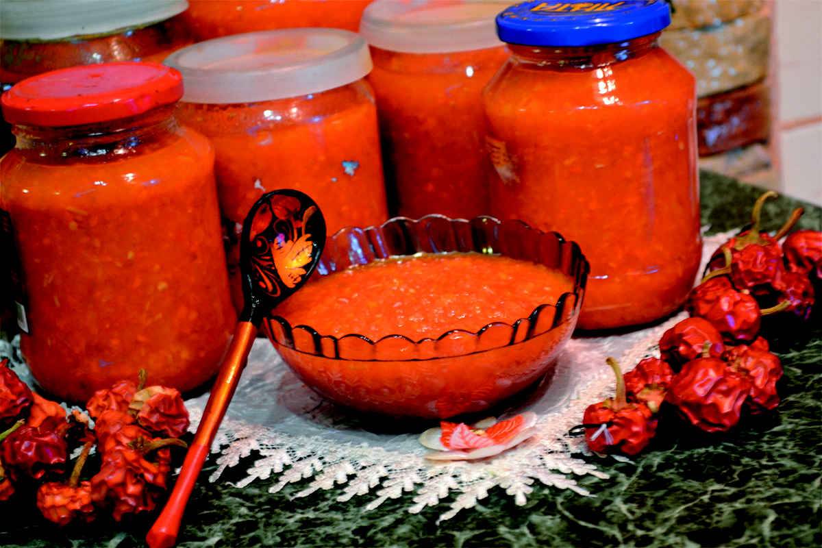 Аджика на зиму из помидоров и рецепт настоящей острой абхазской аджики с чесноком