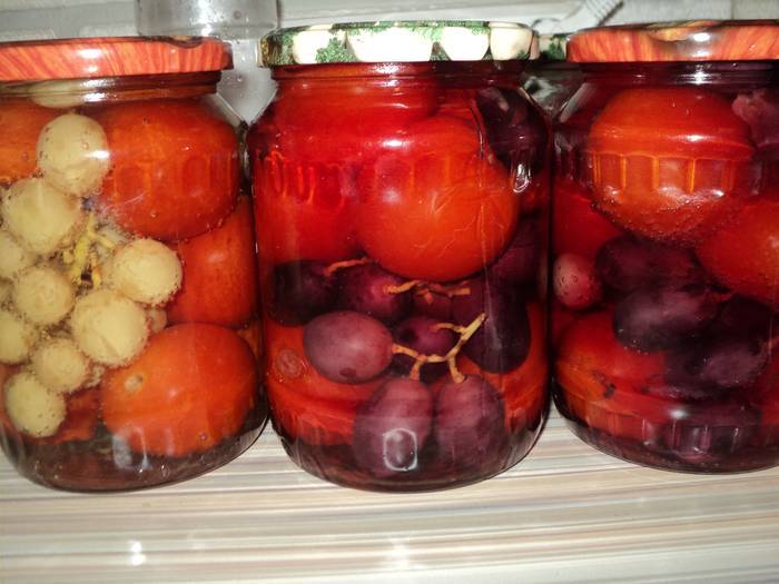 Лучшие рецепты маринованных помидоров с виноградом на зиму в домашних условиях
