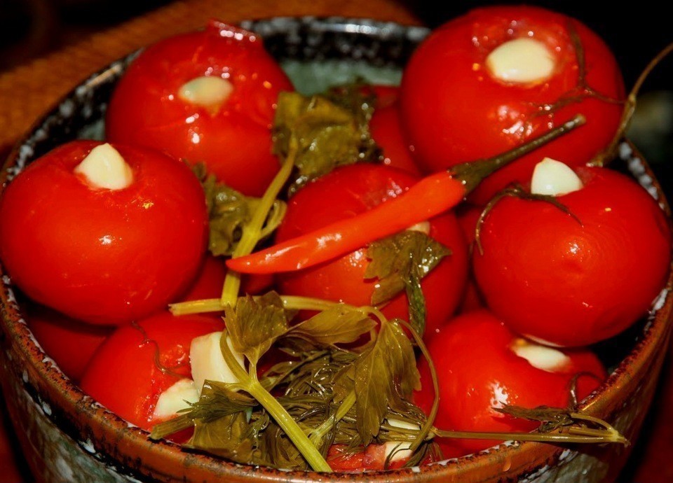 Малосольные помидоры с чесноком и зеленью — 7 рецептов быстрой и вкусной закуски